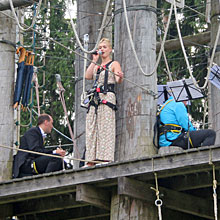 Caroline Schnitzer bei ihrem Auftritt auf dem Hochseilgarten der Wollmarshöhe