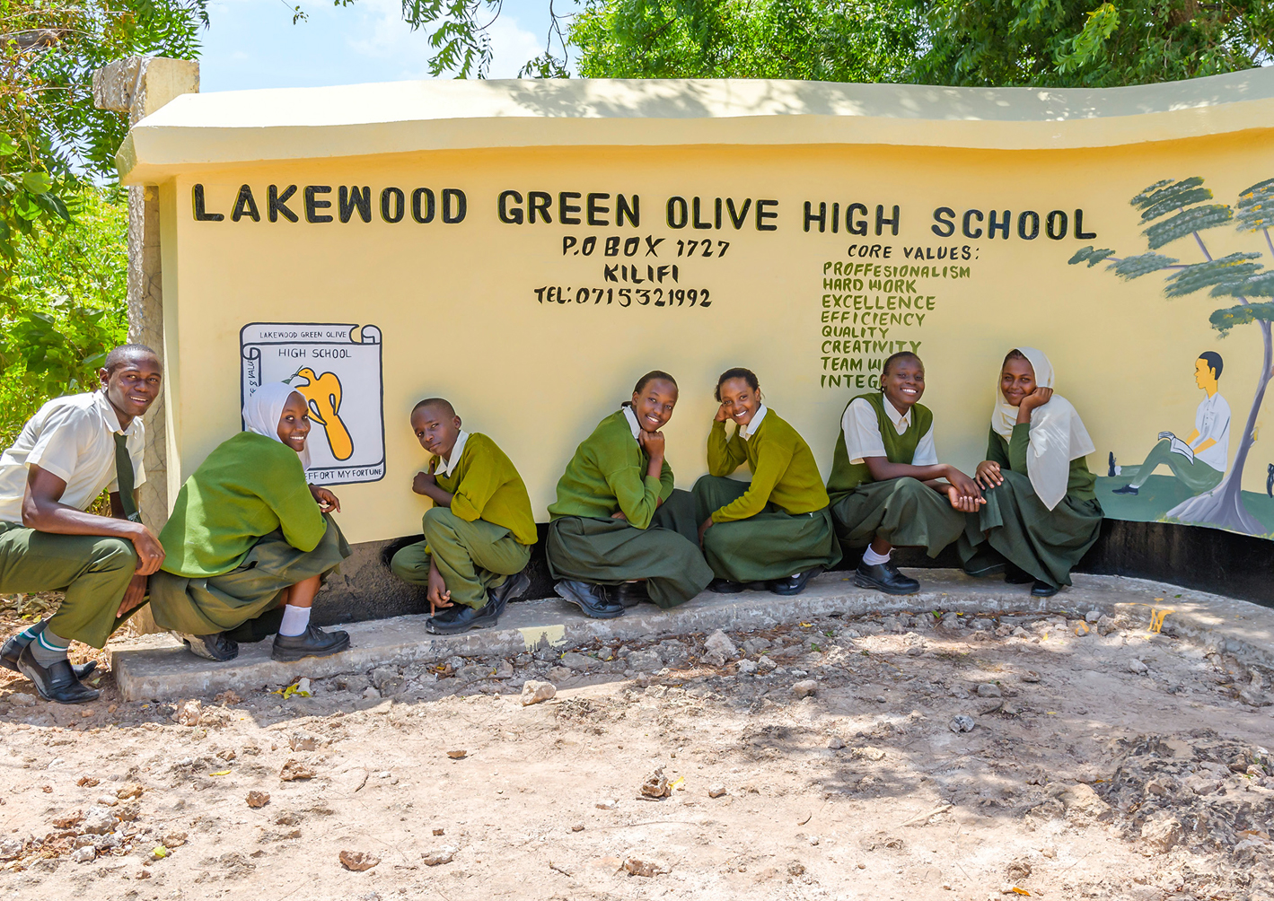 Schüler vor der Green Olive School