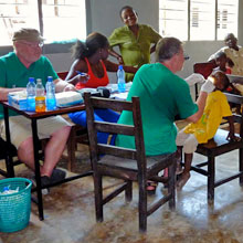Sprechstunde mit den Ärzten in der Green Olive High School / Kenya